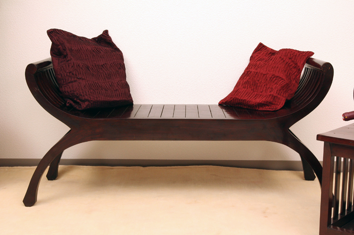 チーク材使用のベンチ。無垢材ならではのあたたかい温もり /アジアン家具・バリ家具