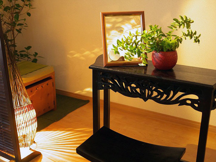 曲線の効いた彫刻が上品で美しいコンソールテーブル。 /アジアン家具 
