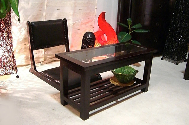 用途多彩なローテーブル。マホガニー使用でこの価格は魅力的 